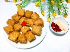 Thế là xong cách làm đậu hũ non chiên giòn rồi, thật nhanh gọn và đơn giản. Món ăn này chấm kèm với tương ớt hoặc là tương xí muội thì ngon tuyệt. Không chỉ những ngày ăn chay mà những khi có tiệc, món này dùng làm món khai vị cũng rất hợp nhé!