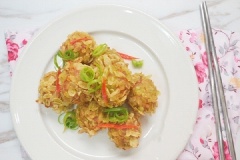 Bạn có thể trang trí thịt viên chiên cốm với ít hành lá và ớt cắt nhỏ để giúp món ăn hấp dẫn hơn. Cốm giòn rụm, màu sắc đẹp mắt, thịt đậm vị và chín tới, khi ăn chấm với tương ớt hoặc tương cà rất ngon.