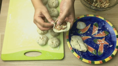 Lấy bột vo thành hình trụ rồi chia thành 16 phần bằng nhau. Cán bột cho tròn, gói cho đến khi hết nhân. Các bạn mới làm bánh bao nên cán bột dày chút để không bị lủng nha.
