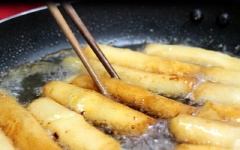Làm nóng dầu ăn trong chảo, cho nem vào, chiên vàng giòn, nhỏ lửa.