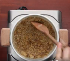 Bắc nồi lên bếp cho vào một ít dầu olive, dầu nóng thì cho hành tây cắt hạt lựu vào xào chín, tiếp theo cho tiếp phần ruột cà cắt vuông vào nồi xào chín. Thêm 1/2 chén diêm mạch (quinoa) rồi cho thêm 1 chén nước dùng rau củ và đậy nắp nấu sôi trong 15 phút.