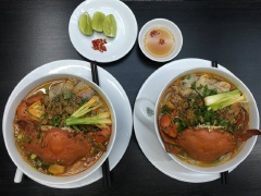 Múc bánh canh cua ra tô, thêm hành lá, ngò rí lên trên, rắc ít tiêu xay và hành phi. Món bánh canh cua ăn kèm nước mắm mặn cay thơm thật ngon hết sẩy.