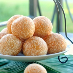 Cho bánh cam chiên lúc lắc ra đĩa và dùng ngay khi nóng. Vỏ bánh cam chiên giòn tan, bột ngòn ngọt cùng nhân đậu xanh thơm bùi chắc chắn sẽ khiến bạn thích mê. Ở 1 số nơi họ còn làm caramel đường cứng rưới lên mặt bánh cam để món ăn thêm ngon và đẹp mắt. Nếu thích thì bạn cứ làm thử nhé. Bảo đảm là ngon hết sảy luôn nha! Có cách làm bánh cam này rồi không còn bị thiếu đồ ăn vặt nữa.