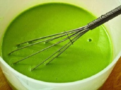 Trong tô lớn, trộn đều bột mì, muối nở, trứng, nước lá dứa, cho đến khi thành hỗn hợp đồng nhất! Có thể thêm ít màu để màu thêm tươi nhé!