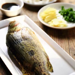 Cá mú làm sạch ruột, rửa lại với nước. Dùng dao khứa 3-4 đường lên thịt cá.