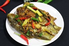 Bày trí cá kho ra đĩa và thưởng thức. Cá diếc kho nghệ là món ăn khá đơn giản, quen thuộc với nhiều bữa cơm gia đình Việt. Thịt cá mềm, béo thơm hương nghệ rất đặc trưng.