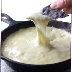 Vậy là chẳng tốn bao nhiêu thời gian là bạn đã có ngay một chén sốt phô mai mozarella chay với vị hạt điều bùi béo, thơm lừng thích hợp dùng trong những ngày chay. Nào chúng ta hãy nhanh tay lưu lại công thức ngay nhé.