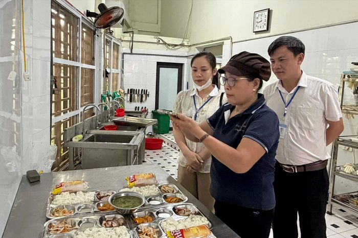 Siết chặt quản lý an toàn thực phẩm - Đài Phát thanh và truyền hình Hà Nội