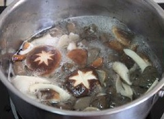 Cho nấm đã rửa sạch và vài giọt dầu ăn vào, rồi đun thêm khoảng 10 phút. Khi canh sôi hớt bỏ bọt.