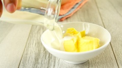 4 lòng đỏ trứng đánh nhẹ cho tan rồi chế vào hỗn hợp lòng trắng đánh bông, fold đều cho hoà quyện. Chế 13ml sữa tươi không đường vào 23gr bơ lạt, đem quay trong lò vi sóng 30 giây ở 650 watts, lấy ra khuấy cho hoà quyện. Để hỗn hợp bơ nguội bớt rồi chế vào tô trứng cùng với 1/2 muỗng cà phê chiếc xuất vani, fold đều cho hoà quyện.