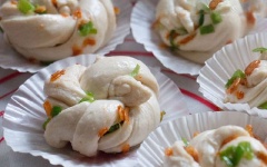 Cho bánh vào xửng hấp, hấp trong nồi nước sôi có pha một ít giấm để bánh được trắng. Thời gian hấp bánh là 10-15 phút.
