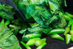 Đầu tiên, để xào phở, cho một ít dầu ăn vào chảo. Khi dầu nóng, cho rau cải vào xào đến khi rau vừa chín thì lấy ra để riêng.