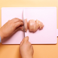 Rửa sạch ức gà, cắt miếng vừa ăn rồi cho vào đĩa. Rửa gừng, hành boa rô rồi băm nhỏ gừng, xắt lát hành boa rô. Cho tất cả các nguyên liệu vào chén riêng.