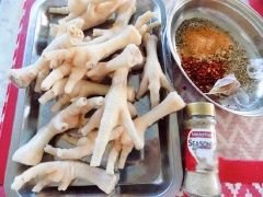 Chân gà rửa sạch, cắt bỏ móng. Trong chén nhỏ trộn đều ớt bột, ớt khô, sả băm, muối rang.