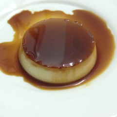 Món bánh flan bằng nồi cơm điện đã được hoành thành. Bạn có thể chan thêm nước cốt dừa và đá bào vào ăn cùng nhé!