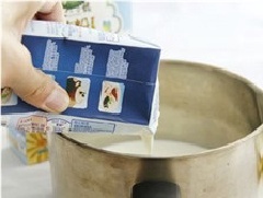 Cho sữa tươi, whipping cream, nước cốt dừa cùng đường, bột bắp vào tô lớn rồi khuấy đều. Sau đó bạn cho gelatine vào khuấy tan.