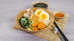 Món mì xoài trộn ngon hơn khi thưởng thức cùng chén súp rong biển, ngoài ra bạn có thể thêm ớt tăng độ cay tùy theo khẩu vị. Vậy là đã hoàn thành món mì xoài trộn thần thánh hấp dẫn nhiều bạn trẻ rồi, hãy cùng Cooky trổ tài những món ăn hấp dẫn khác nữa nhé!