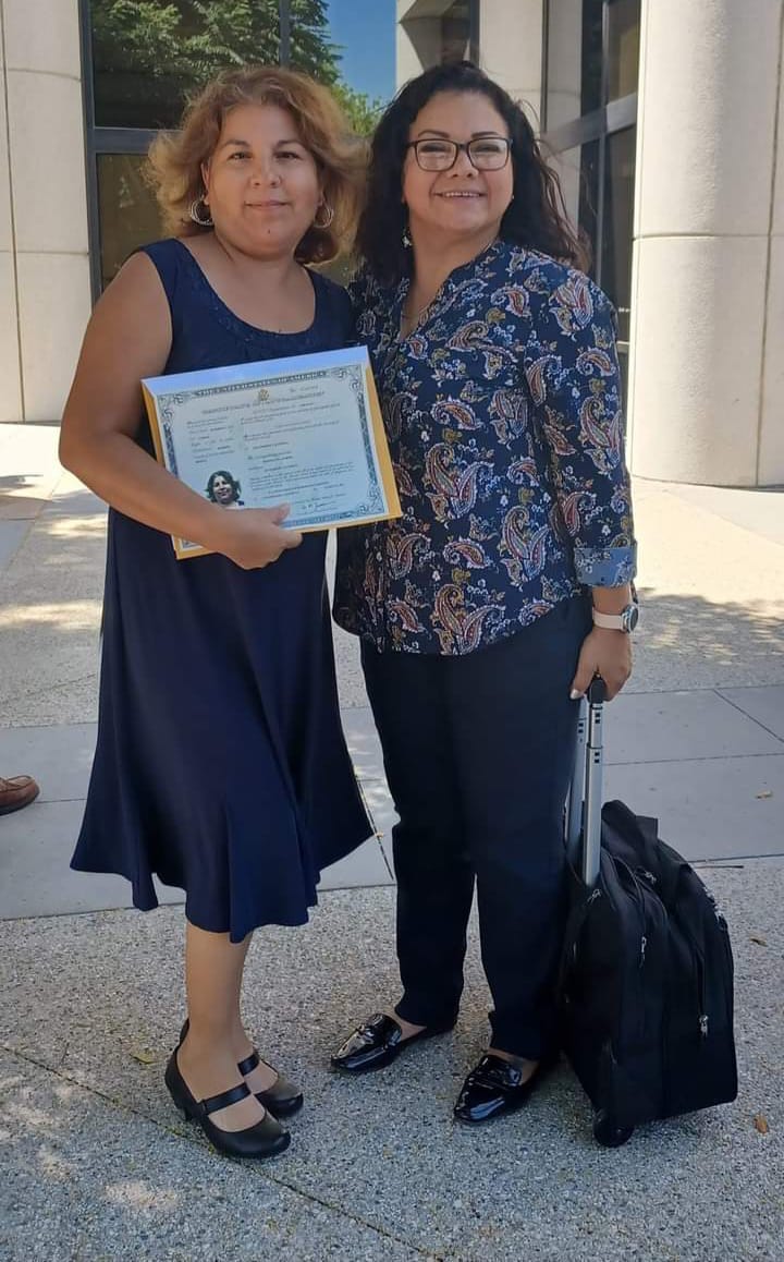 Cliente mostrando su certificado junto a Claudia