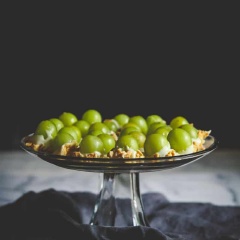 Để nho ở một nơi khô ráo thoáng mát hoặc cho vào tủ lạnh để chocolate đông lại là có thể thưởng thức được ngay rồi. Những viên kẹo đáng yêu, hấp dẫn từ dâu tây này còn có thể để làm món quà tặng người yêu nữa đấy!