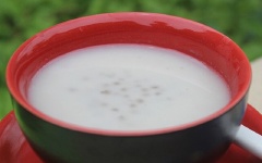 Tắt bếp, để nguội, múc chè ra chén và thưởng thức nào!
