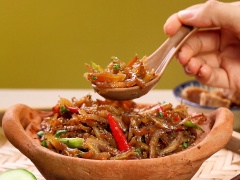 Cá cơm kho tiêu đường thốt nốt, món ăn dân dã nhưng vô cùng ngon miệng, cá cơm thấm đượm gia vị cay cay của tiêu và ớt. Món ăn dùng nóng với cơm trắng thì còn gì tuyệt vời bằng.