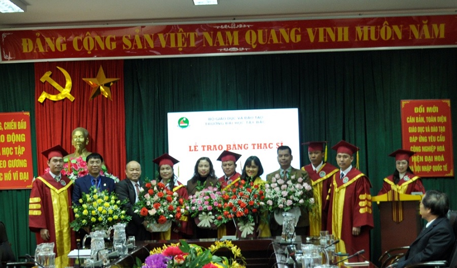Lễ trao bằng thạc sĩ cho học viên cao học K7 tại Trường Đại học Tây Bắc