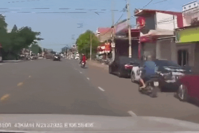 Clip: Tài xế ôtô mở cửa bất cẩn 'quật ngã' người đi xe máy - Báo Tiền Phong