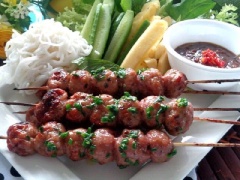 Xếp nem nướng thơm ngon ra dĩa, trét mỡ hành, xung quanh có bún tươi + xà lách + các loại rau thơm + dưa leo và khóm. Dọn nem nướng ăn cùng bún mắm nêm, hoặc cuốn bánh tráng rau sống là ngon hết sẩy luôn nhé.
