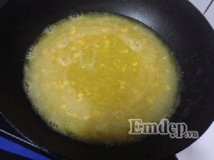 Phần xoài xay đun cùng 300gr đường trắng đến khi sôi là chè chín.