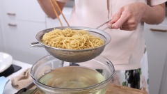 Đun sôi một nồi nước, cho mì vào chần cho các sợi mềm và rời nhau thì đổ ra rổ, xả qua nước lạnh để ráo. Lưu ý: Nếu bạn sử dụng mì trứng tươi cho món mì xào hải sản thì không cần chần mì.
