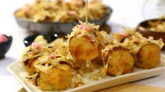 Bánh bạch tuộc Takoyaki là là món ăn đường phố rất nổi tiếng của đất nước hoa anh đào, là món ăn chơi nhưng rất no bụng, vị ngon dai sực sực của bạch tuộc hòa quyện với bột mì mềm mại, thêm chút nước sốt ngọt ngọt mặn mặn ăn kèm với chút gừng hồng chua chua đã tạo nên hương vị tuyệt vời của món bánh này, các bạn cùng vào bếp làm thử món bánh này cho gia đình dùng nhé!