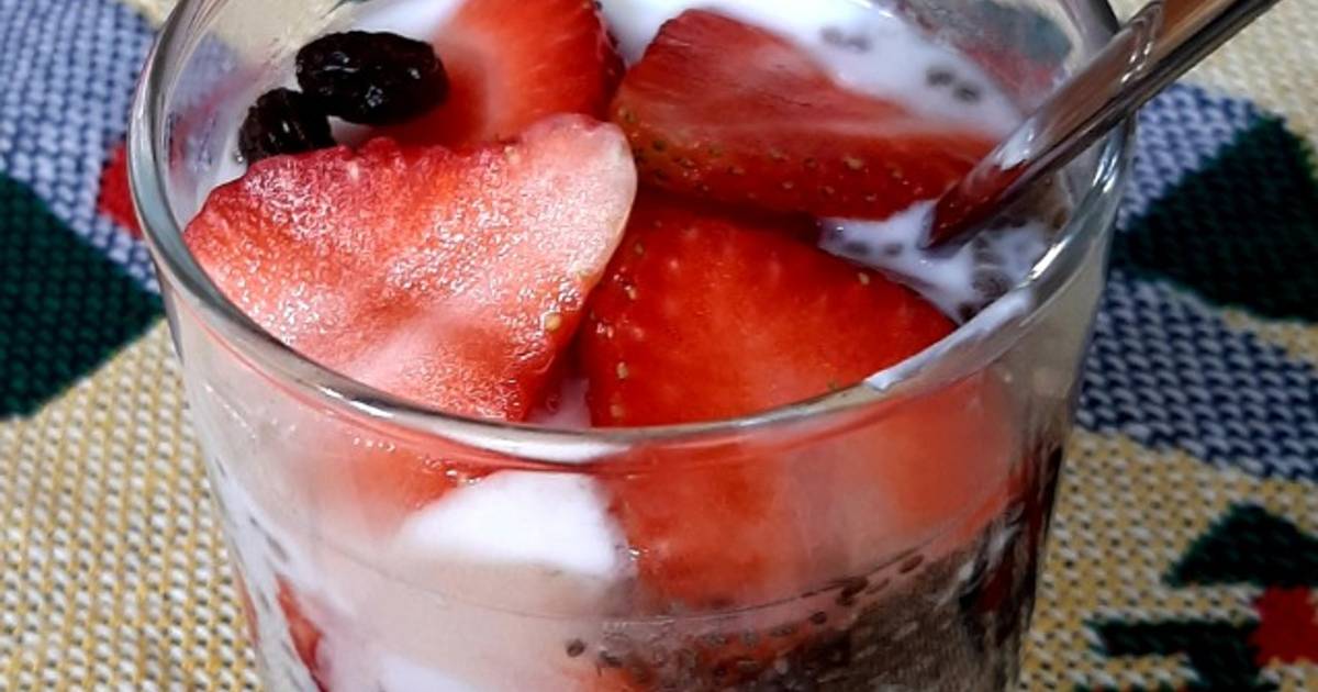 Yogurt dâu hạt chia
