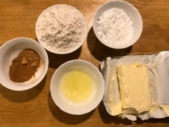 Cân lòng trắng trứng cẩn thận. Không dùng đường kính trắng thay cho đường bột vì có thể đường sẽ không tan hết hoặc làm cho bột bánh quá ướt, hoặc làm bánh bị rỗ, có nhiều lỗ nhỏ li ti. Không dùng quá nhiều lòng trắng (trên 35 gram) vì có thể làm bánh cứng. Cho bơ vào âu, dùng nĩa đánh nhẹ cho bơ mềm nhuyễn. Cho lòng trắng trứng vào, trộn vừa hoà quyện thì dừng lại.