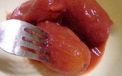 Cho cà chua (lấy cả phần nước) vào tô lớn, dùng mũi nĩa đâm nhẹ vào cà chua tạo lỗ hỏng. Sau đó, dùng thân nĩa dầm nát quả cà chua.