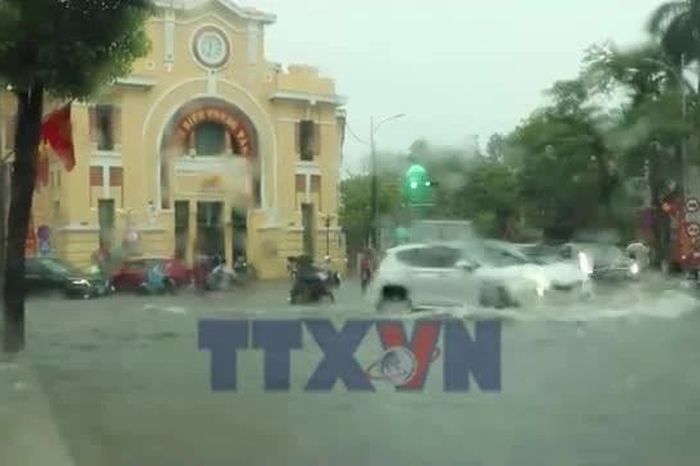 Mưa lớn gây ngập nhiều tuyến phố nội thành Hải Phòng - Báo VietnamPlus