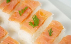 Bày ra đĩa, trang trí thêm gì tùy thích. Ăn kèm gừng đỏ của Nhật là đúng điệu luôn.