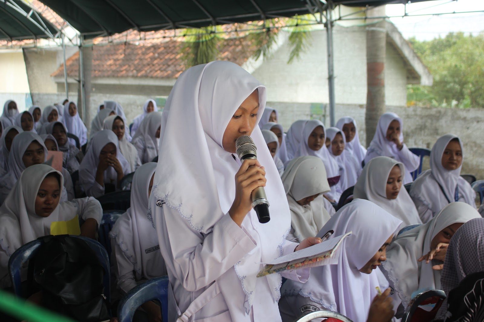 Peserta Bertanya kepada Pemateri