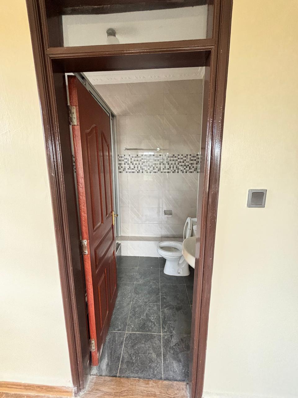 Ensuite 4-Bedroom Apartment with DSQ — photo 5 of 10