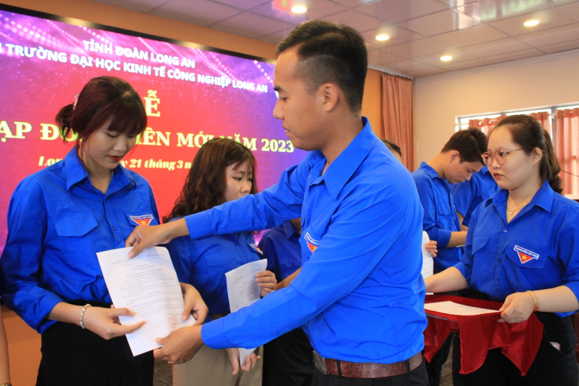 Đ/c Trương Phú Quí – Phó Bí thư Đoàn trường thực hiện trao Nghị quyết kết nạp đoàn viên mới