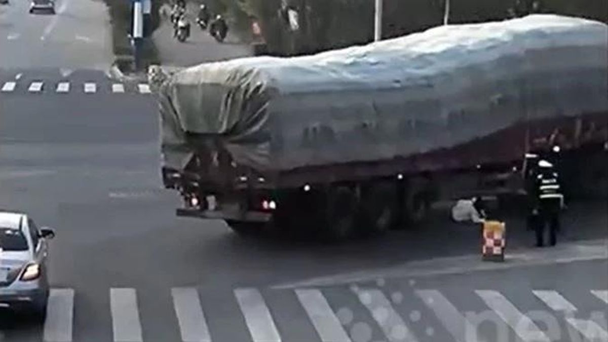 Cảnh sát lao tới kéo người phụ nữ khỏi gầm xe tải trong gang tấc - Tạp chí Doanh Nghiệp Việt Nam