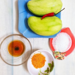 Xoài gọt vỏ, rửa sạch, cắt miếng vuông vừa ăn.