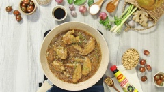Khi nước sốt rô ti trên chảo sôi lên thì gắp cánh gà đã chiên vàng vào. Chỉnh lửa nhỏ đun liu riu cho đến khi nước sốt cạn gần hết và sánh lại thì rắc thêm lá chanh non thái chỉ lên trên, đảo đều rồi tắt bếp.