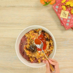 Cho phần hỗn hợp xay nhuyễn vào trộn đều cùng thịt heo đã cắt lát mỏng, ướp với 1 muỗng canh bột nghệ, 1 muỗng canh bột ngũ vị hương, 1 muỗng canh tiêu xay, 3 muỗng canh đường thốt nốt, 2 muỗng canh tương ớt, 1 muỗng canh hạt nêm, 2 muỗng canh dầu hào, 2 muỗng canh nước mắm, 1/2 muỗng canh bột ớt paprika.