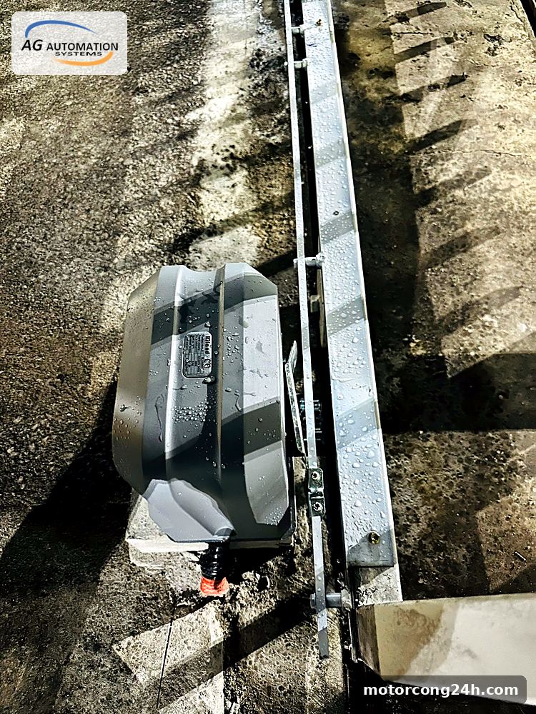 Motor cổng lùa đặt sát ray, chân đế còn ướt sau mưa – tình trạng hay gặp ở Bình Thạnh