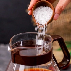 Sau khi ủ, bạn lấy bỏ túi trà ra và cho 30gr đường phèn vào, dùng muỗng khuấy đều.