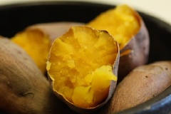 Khoai rửa sạch, luộc chín khoai, bóc vỏ và cho vào tô để nghiền. Nhớ rắc thêm đường và trộn đều lên.