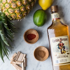 Cho vào dụng cụ trộn cocktail gồm: 60ml rượu rum, 120 nước ép thơm, 60ml nước cốt chanh, 1/4 muỗng cà phê bột quế, 1/4 muỗng cà phê ớt bột và ít đá viên, lắc đều hỗn hợp vài giây cho tất cả được quyện đều.