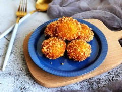 Bánh bí đỏ chiên xù béo ngọt với những chiếc bánh có độ dẻo của nếp, lớp vỏ bánh chiên chín giòn béo hấp dẫn. Món bánh này dùng ăn chơi lót dạ không chỉ no bụng mà bí đỏ còn cung cấp nhiều dinh dưỡng nữa đấy!