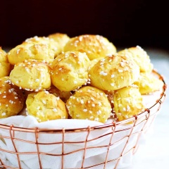 Vậy là bạn có thể thưởng thức được bánh chouquette đường rồi. Nước Pháp nổi tiếng với một nền ẩm thực lâu đời và phong phú. Chắc hẳn ai trong chúng ta cũng đã một lần bị mê hoặc bởi những chiếc bánh mang hương vị Pháp. Chouquette thực ra là một hình thức khác của bánh Choux à la Cream, nhưng chỉ nhỏ bằng quả nhãn. Từ "Chouquette" có nghĩa là bánh Choux mini. Bánh Chouquette không có nhân kem tươi, nhưng được rắc một lớp đường hạt lên trên mặt. Cuối tuần hãy làm ngay món bánh này theo công thức trên cho cả nhà cùng thưởng thức nhé.