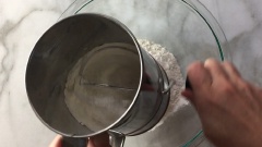Rây bột mì, bột nở và muối vào một cái tô rồi để riêng. Chuẩn bị máy trộn bột, cho bơ và đường trắng vào rồi đánh trong khoảng 3 phút cho bơ mềm. Thêm lòng đỏ trứng gà vào đánh một lúc. Cuối cùng cho tô hỗn hợp bột vào đánh cho các nguyên liệu hòa quyện hoàn toàn vào nhau.